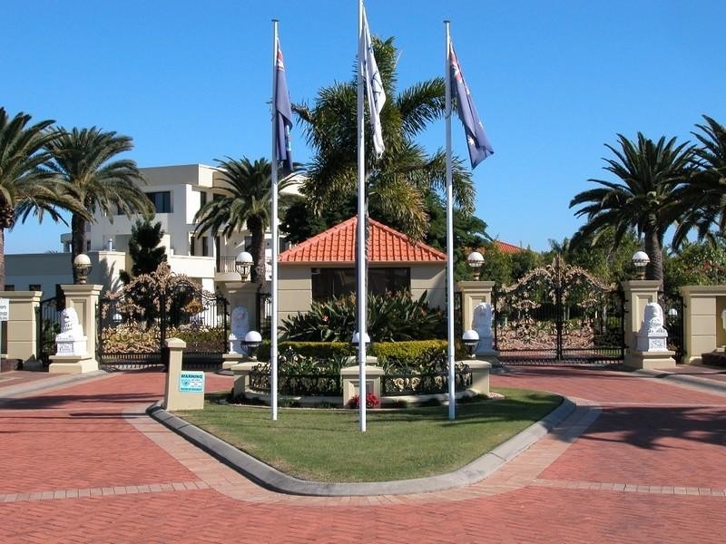 32 Istana View, Clear Island Waters QLD 4226