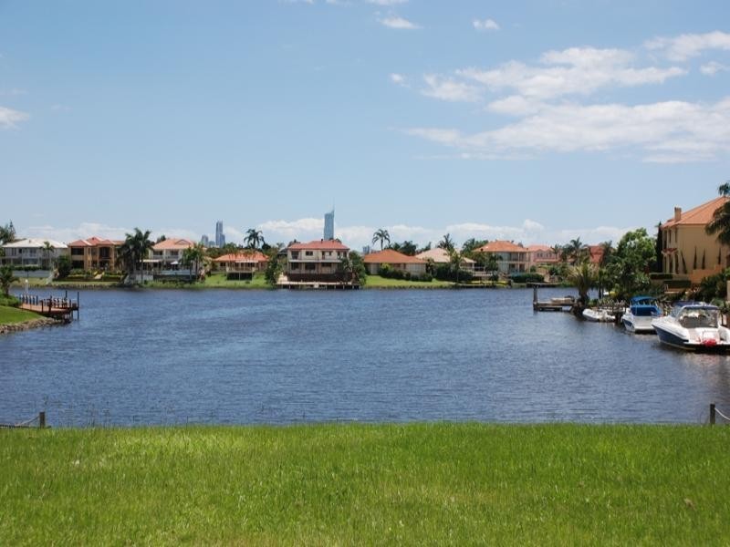 32 Istana View, Clear Island Waters QLD 4226