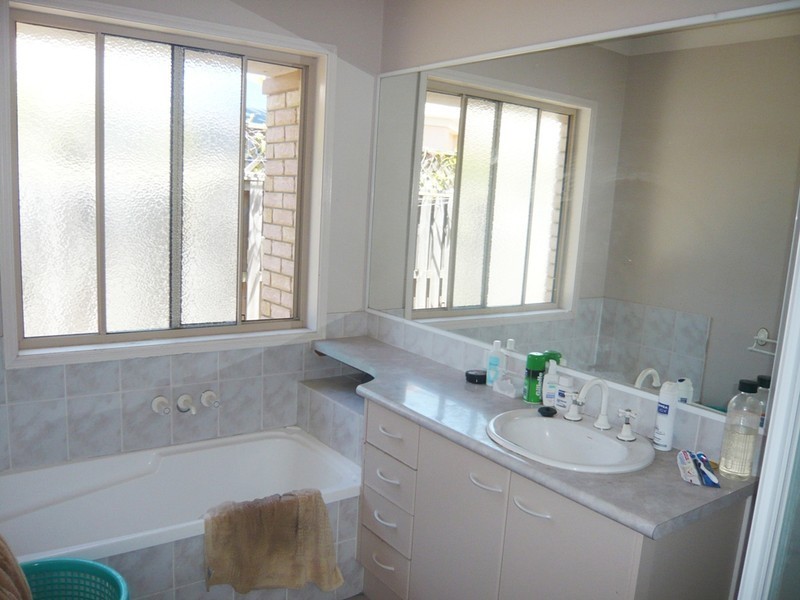 27 Dartmouth Court, Varsity Lakes QLD 4227