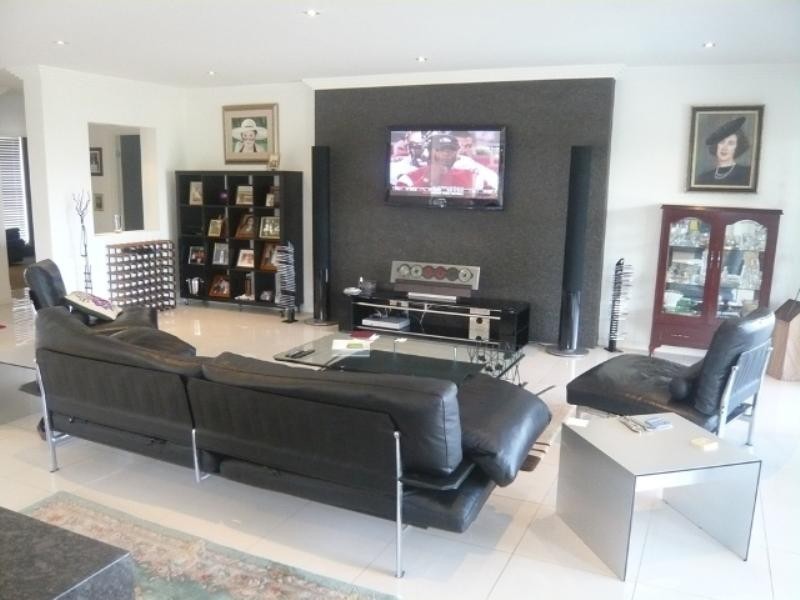 5 Selkirk Avenue, Benowa QLD 4217