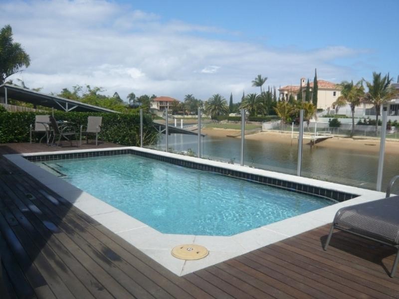 5 Selkirk Avenue, Benowa QLD 4217