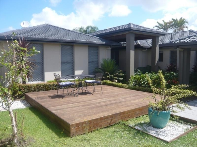 5 Selkirk Avenue, Benowa QLD 4217