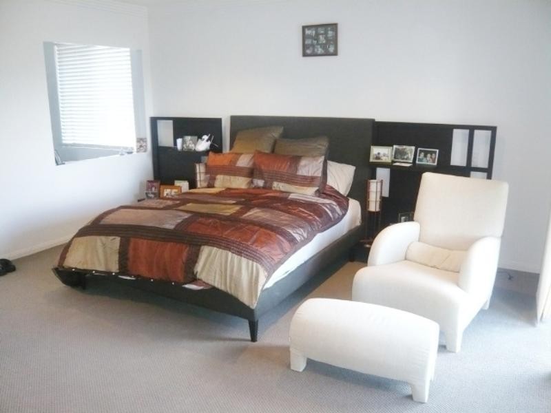 5 Selkirk Avenue, Benowa QLD 4217