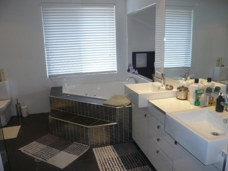 5 Selkirk Avenue, Benowa QLD 4217