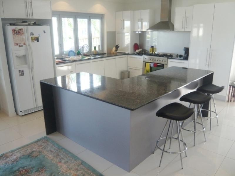 5 Selkirk Avenue, Benowa QLD 4217