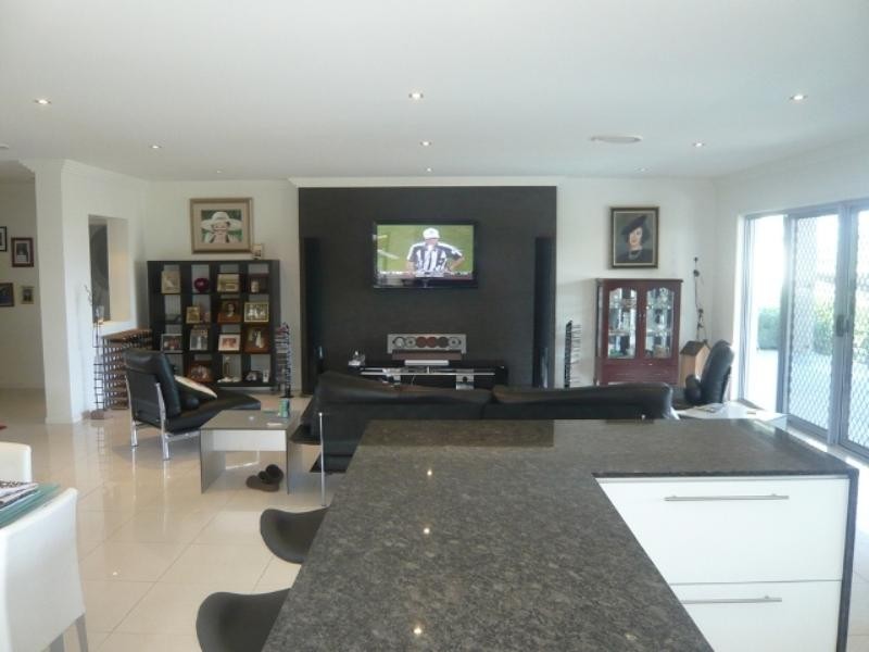 5 Selkirk Avenue, Benowa QLD 4217