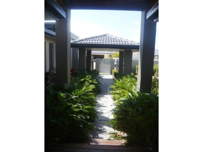 5 Selkirk Avenue, Benowa QLD 4217