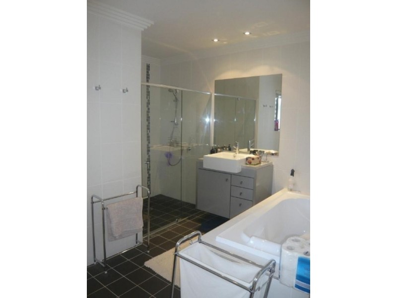 5 Selkirk Avenue, Benowa QLD 4217