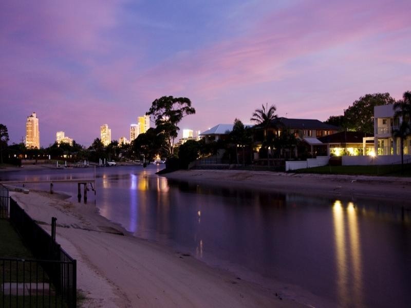 10 Meredith Drive, Broadbeach Waters QLD 4218