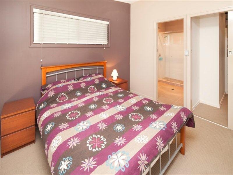 21 Lind Avenue, Southport QLD 4215