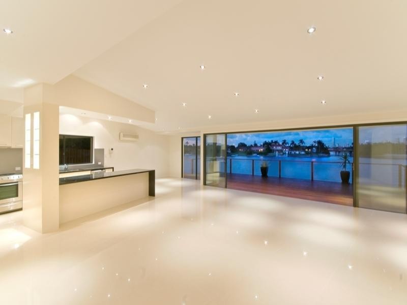 52 Rumrunner Street, Mermaid Waters QLD 4218