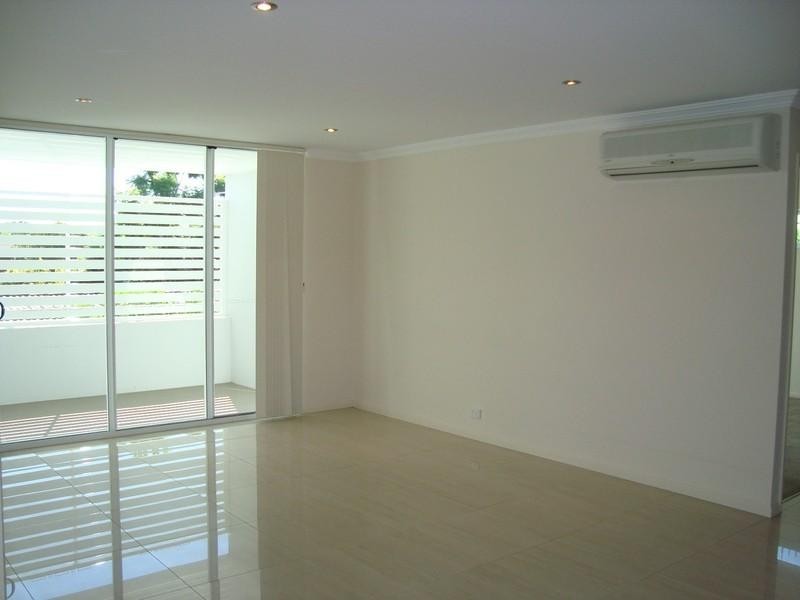 8/5 Aruma Street, Chevron Island QLD 4217