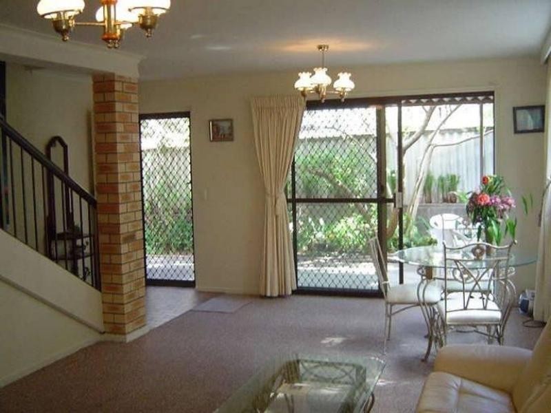 2/11 Jubilee Avenue, Broadbeach QLD 4218