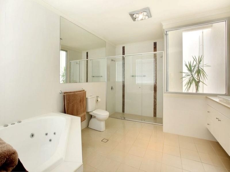 3 Meredith Drive, Broadbeach Waters QLD 4218