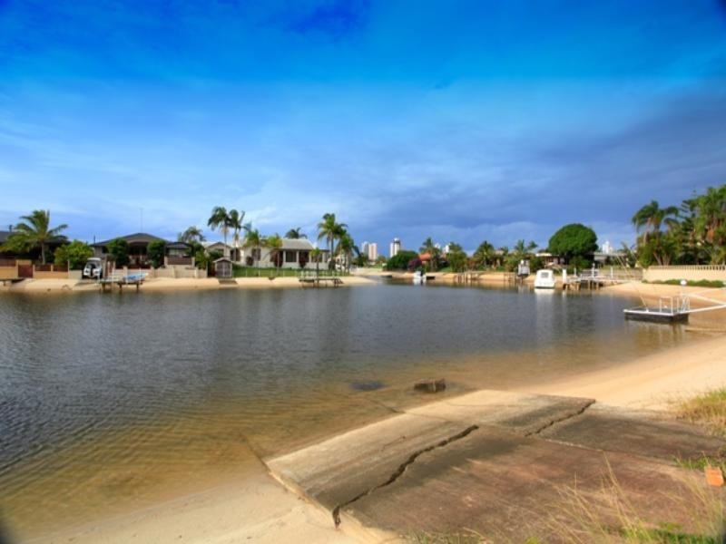 85 T E Peters Drive, Broadbeach Waters QLD 4218
