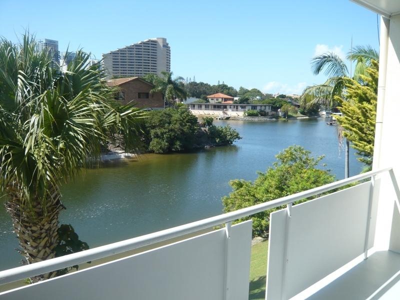 3/10 Havana Key, Broadbeach Waters QLD 4218