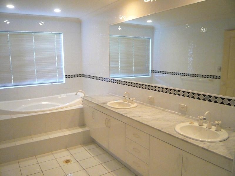 2/125 Santa Cruz Boulevard, Broadbeach Waters QLD 4218