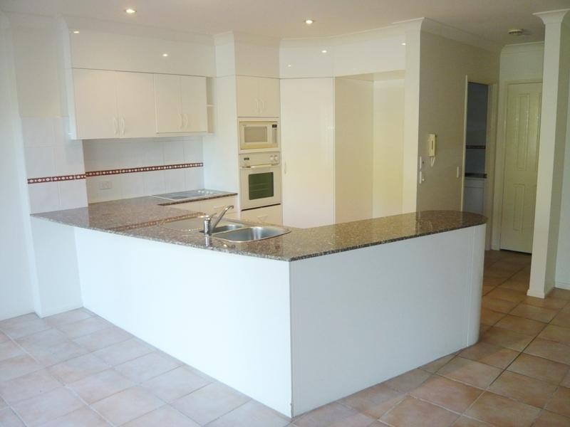 2/125 Santa Cruz Boulevard, Broadbeach Waters QLD 4218