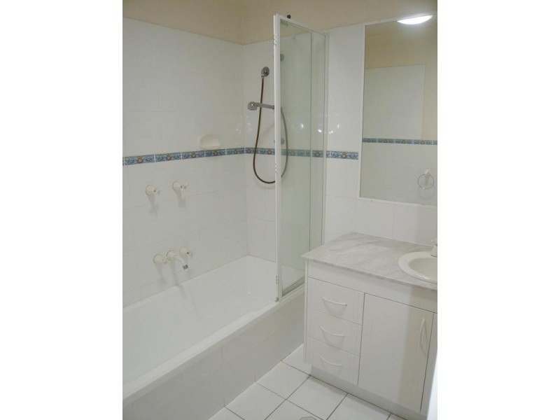 2/125 Santa Cruz Boulevard, Broadbeach Waters QLD 4218