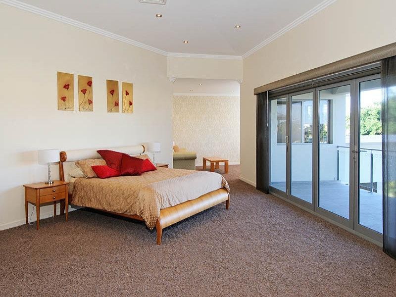 10 St Tropez Terrace, Sorrento QLD 4217