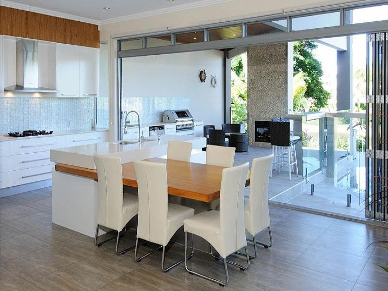 10 St Tropez Terrace, Sorrento QLD 4217