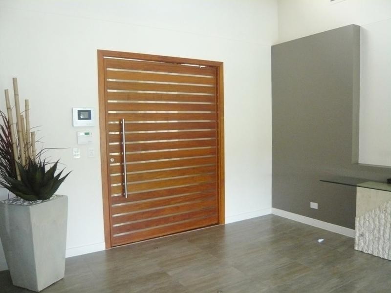 10 St Tropez Terrace, Sorrento QLD 4217