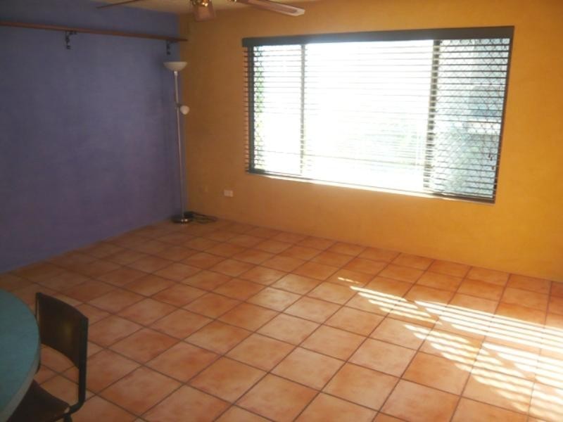 2/5 Jubilee Avenue, Broadbeach QLD 4218