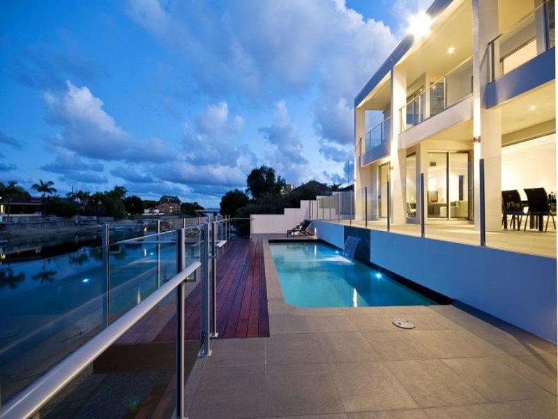 8 Maureen Court, Broadbeach Waters QLD 4218