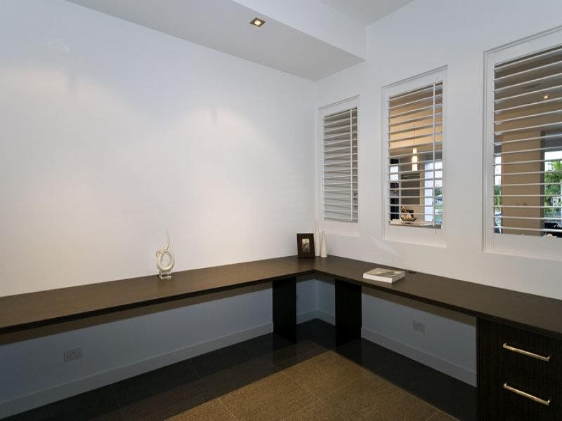 8 Maureen Court, Broadbeach Waters QLD 4218