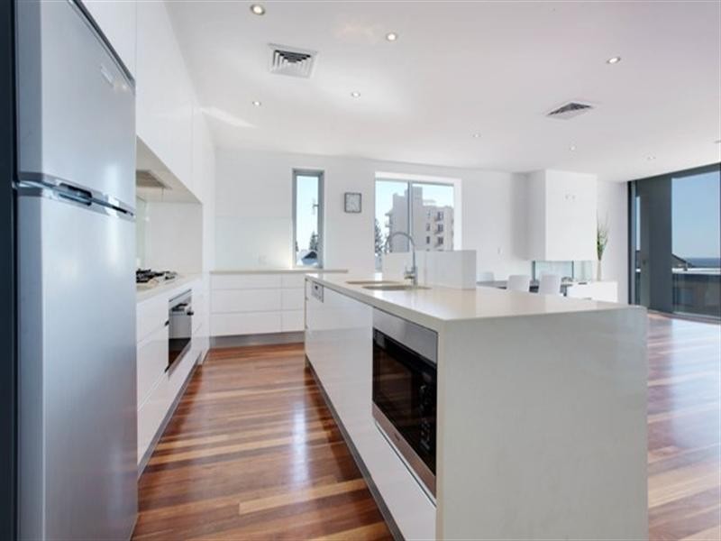 2/100 Hedges Avenue, Mermaid Beach QLD 4218