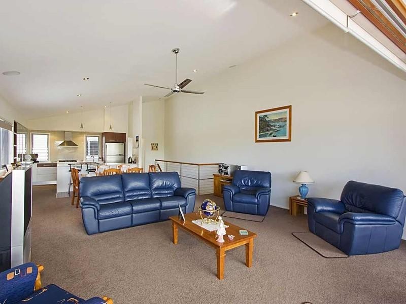 1/8 Acanthus Avenue, Burleigh Heads QLD 4220