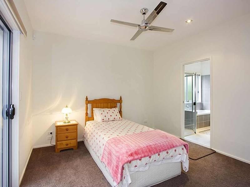 1/8 Acanthus Avenue, Burleigh Heads QLD 4220