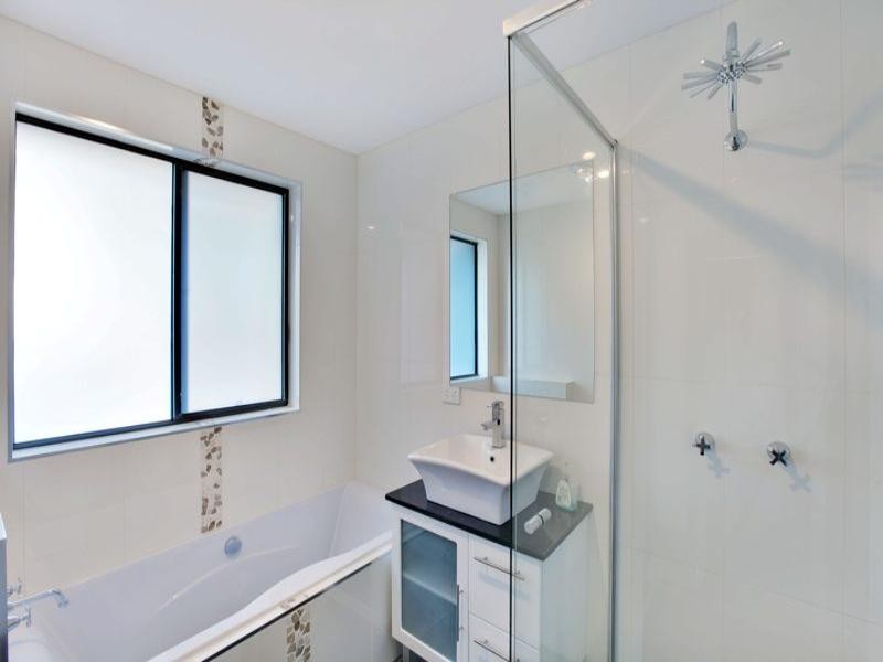 18 Firmin Court, Mermaid Waters QLD 4218