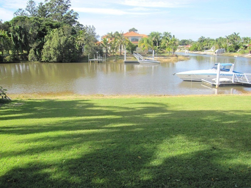 33 Bermuda Street, Broadbeach Waters QLD 4218