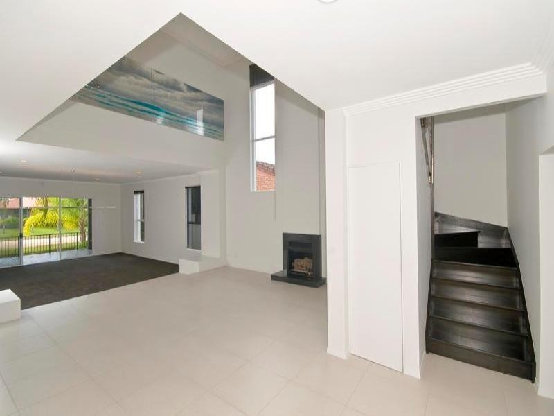 21 McIlwain Drive, Mermaid Waters QLD 4218