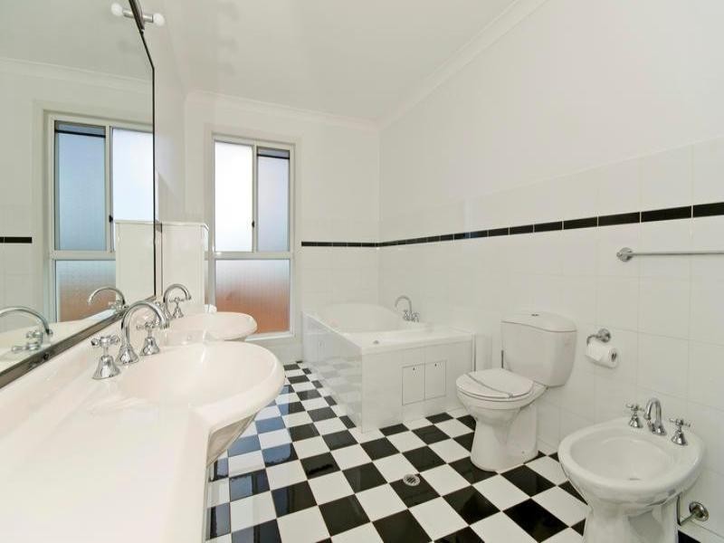 21 McIlwain Drive, Mermaid Waters QLD 4218