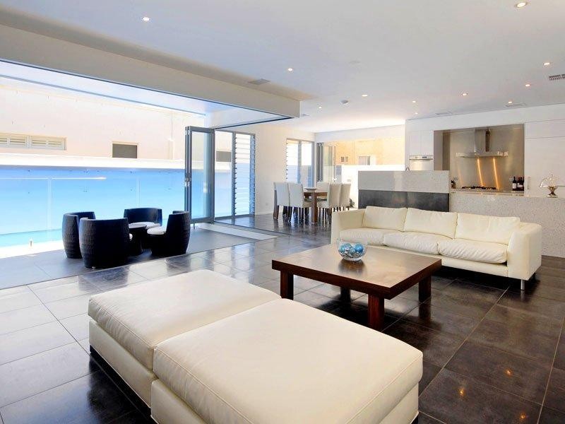 71 Seagull Avenue, Mermaid Beach QLD 4218