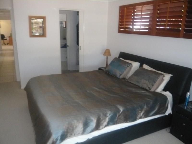 21 Bombala Street, Broadbeach Waters QLD 4218