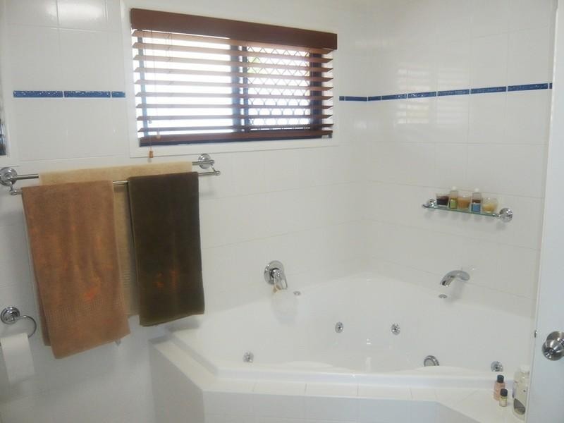 21 Bombala Street, Broadbeach Waters QLD 4218