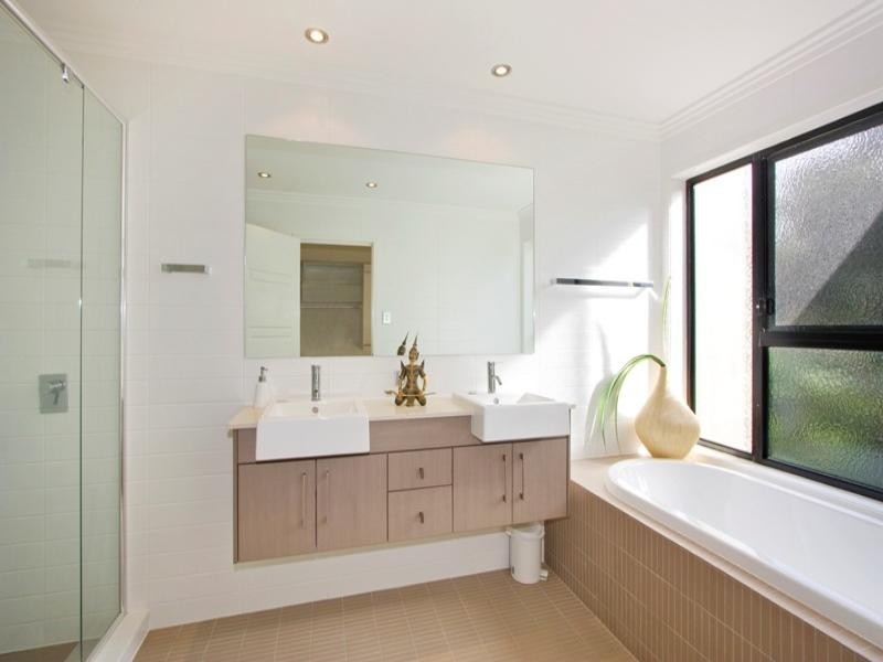 8 Sanctuary Crest Drive, Currumbin QLD 4223