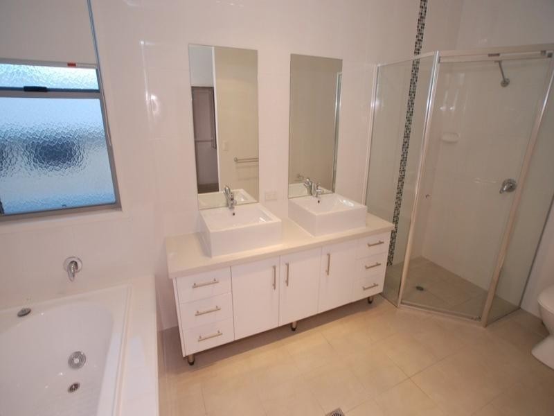 1012 A and B Lakeview Terrace, Benowa QLD 4217