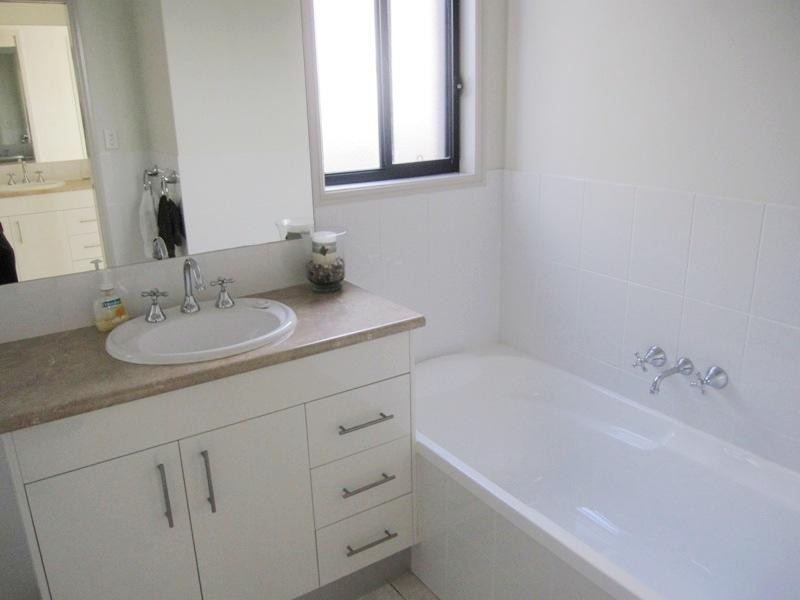 8 Aquarius Street, Reedy Creek QLD 4227