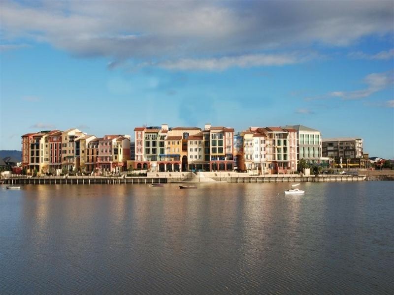 1,2,4/5055 Emerald Islands Drive, Carrara QLD 4211