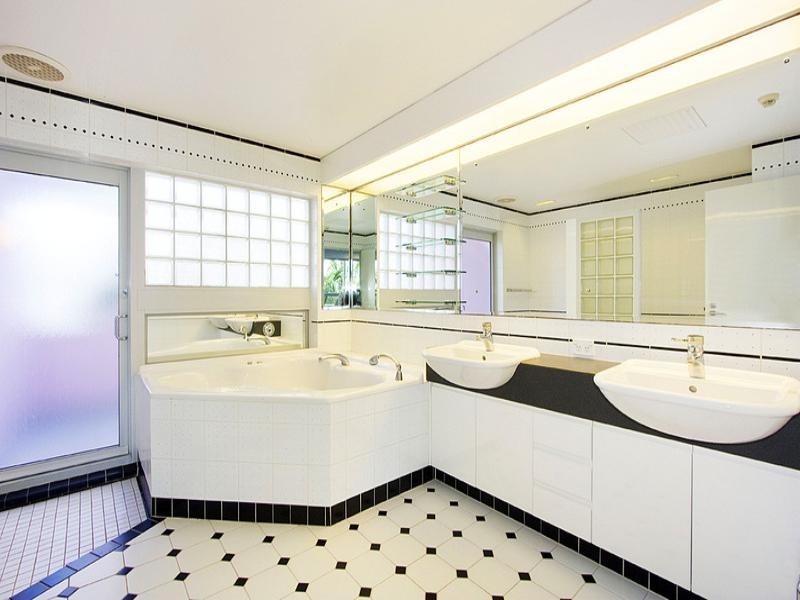 2 ‘Grand Mariner’ 12 Commodore Drive, Surfers Paradise QLD 4217