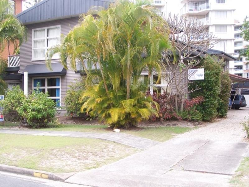 1/4 First Avenue, Burleigh Heads QLD 4220