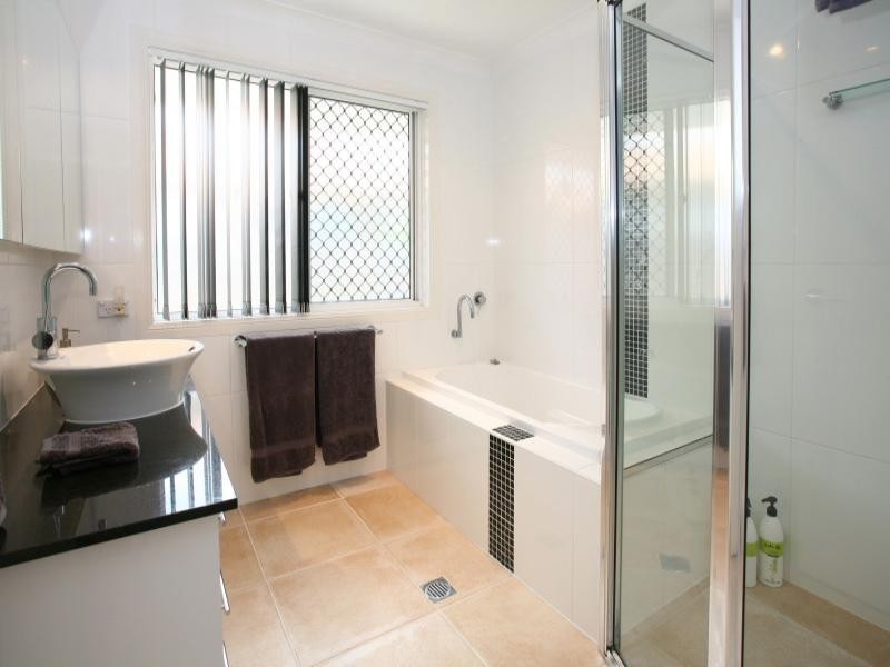 Clear Island Waters QLD 4226