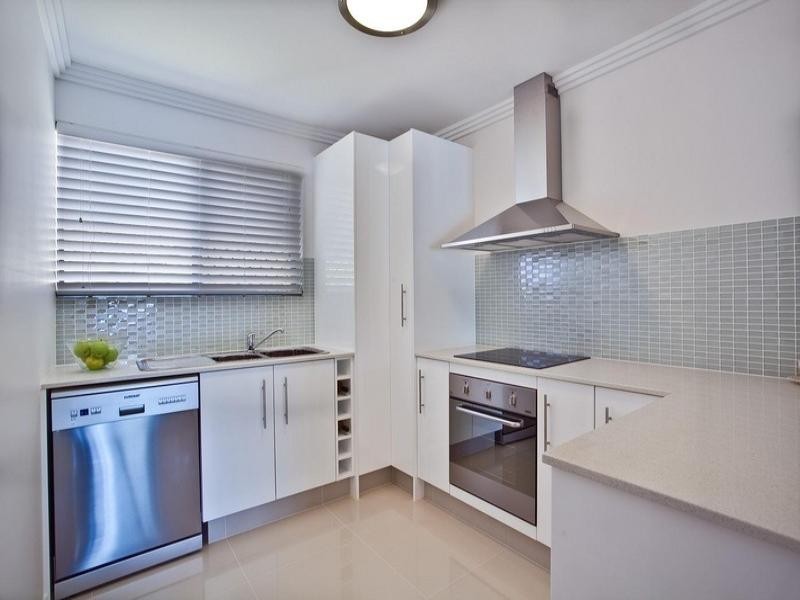 3 ‘Twin Gables’, 47 Hooker Boulevard, Broadbeach Waters QLD 4218