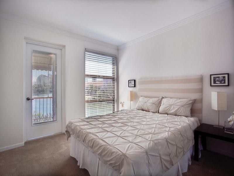 3 ‘Twin Gables’, 47 Hooker Boulevard, Broadbeach Waters QLD 4218