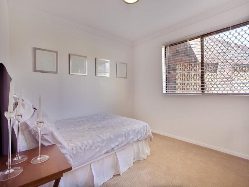 3 ‘Twin Gables’, 47 Hooker Boulevard, Broadbeach Waters QLD 4218