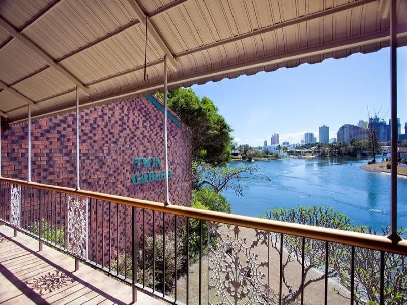 3 ‘Twin Gables’, 47 Hooker Boulevard, Broadbeach Waters QLD 4218